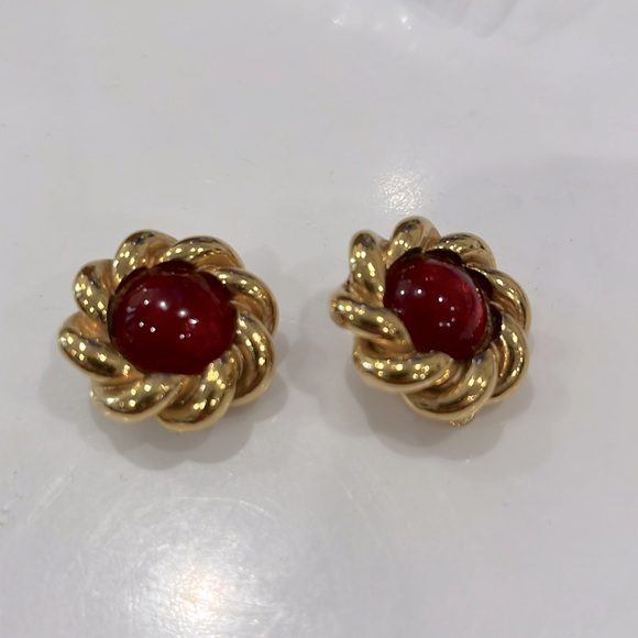 VINTAGE CHANEL STAMPED EXQUISITE CLIP EARRINGS with RED GRIPOIX - Picture 1 of 5